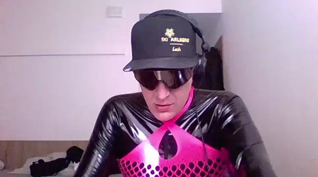 Snapshot of Bigthroaterboy chatting on March 11, 11:33 am Bigthroaterboy online show from March 11, 11:33 am