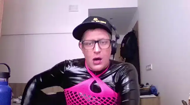 Snapshot of Bigthroaterboy chatting on March 16, 1:06 pm Bigthroaterboy online show from March 16, 1:06 pm