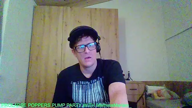 Snapshot of Bigthroaterboy chatting on September 10, 4:45 am Bigthroaterboy online show from September 10, 4:45 am