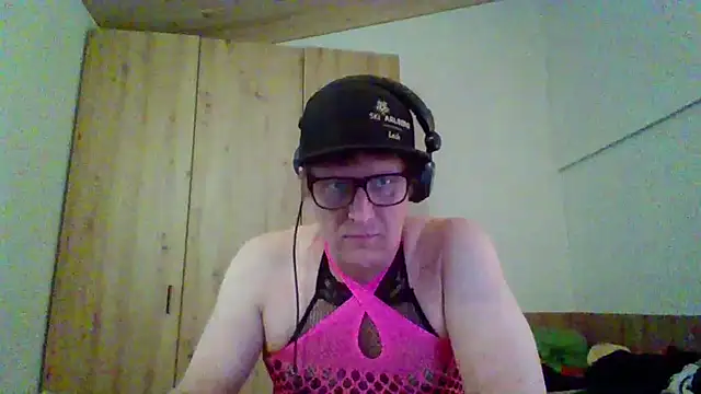 Snapshot of Bigthroaterboy chatting on September 13, 4:07 pm Bigthroaterboy online show from September 13, 4:07 pm