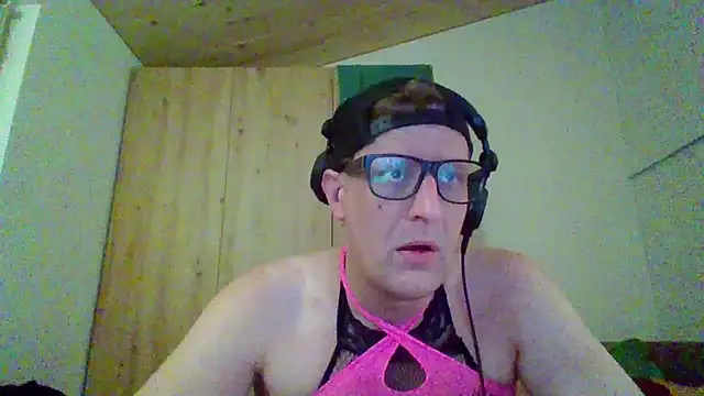 Snapshot of Bigthroaterboy chatting on September 24, 5:16 pm Bigthroaterboy online show from September 24, 5:16 pm