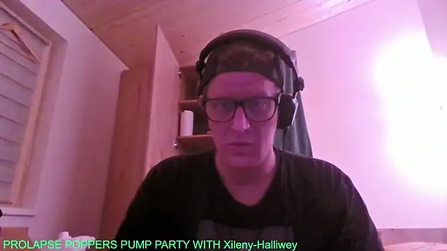 Snapshot of Bigthroaterboy chatting on October 2, 6:04 pm Bigthroaterboy online show from October 2, 6:04 pm