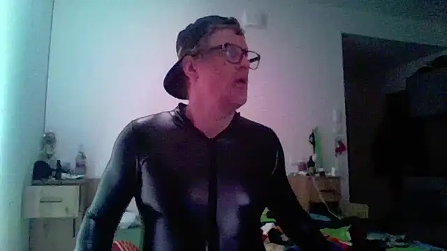 Snapshot of Bigthroaterboy chatting on April 7, 11:59 pm Bigthroaterboy online show from April 7, 11:59 pm