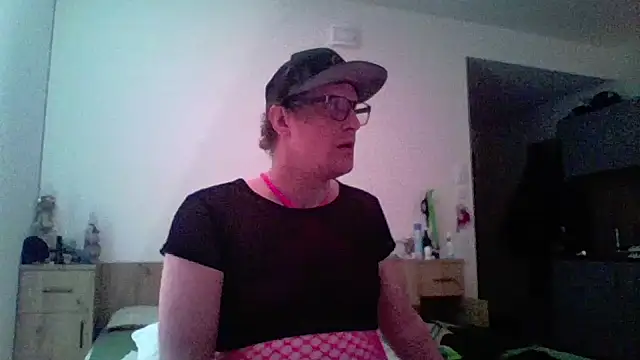 Snapshot of Bigthroaterboy chatting on April 15, 12:12 pm Bigthroaterboy online show from April 15, 12:12 pm