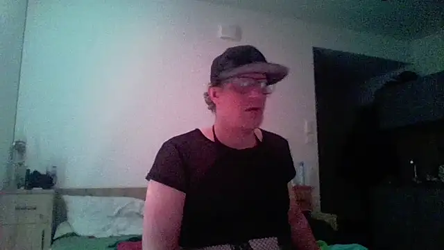 Snapshot of Bigthroaterboy chatting on April 20, 11:39 pm Bigthroaterboy online show from April 20, 11:39 pm