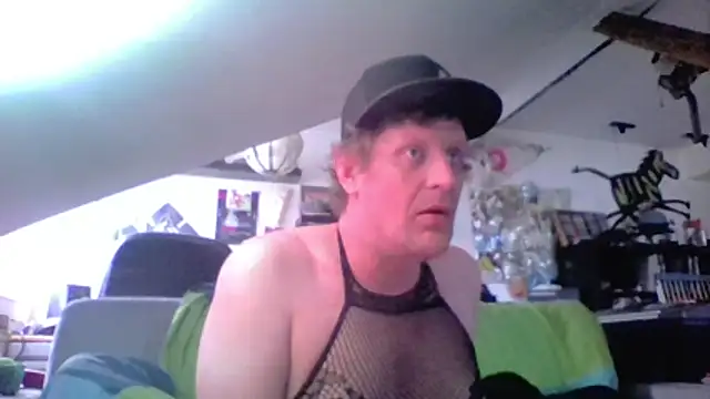 Snapshot of Bigthroaterboy chatting on May 9, 5:12 am Bigthroaterboy online show from May 9, 5:12 am