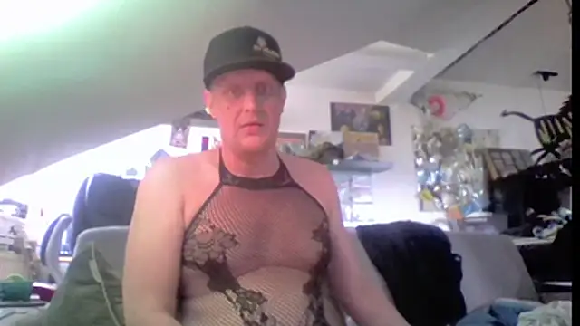 Snapshot of Bigthroaterboy chatting on June 11, 7:17 am Bigthroaterboy online show from June 11, 7:17 am