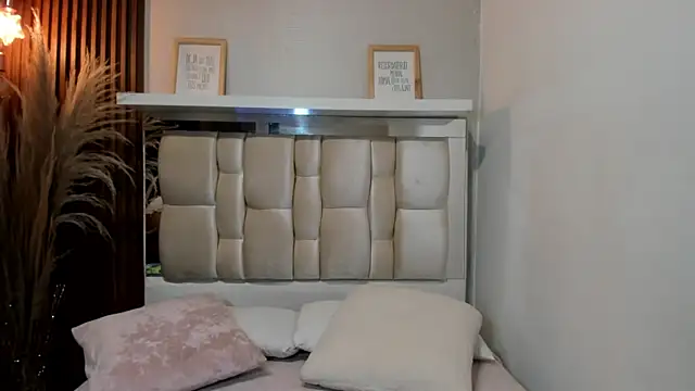 Snapshot of ANTONELLA__ROUSE_ chatting on January 25, 1:19 pm ANTONELLA ROUSE online show from January 25, 1:19 pm