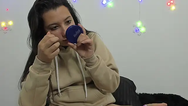 Snapshot of cami-01 chatting on December 22, 10:58 pm cami-01 online show from December 22, 10:58 pm