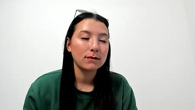 Snapshot of cami-01 chatting on October 26, 2:23 pm cami-01 online show from October 26, 2:23 pm