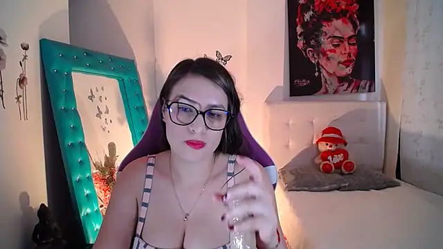 esmeraldaa230 online show from September 26, 8:13 pm