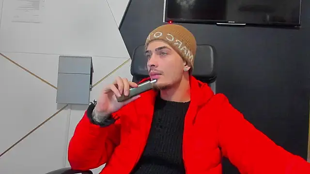 Snapshot of BrandonTate chatting on January 9, 2:47 am BrandonTate online show from January 9, 2:47 am