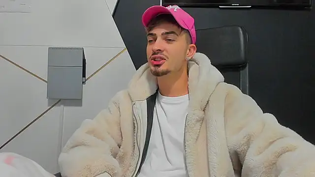 Snapshot of BrandonTate chatting on January 10, 5:31 am BrandonTate online show from January 10, 5:31 am