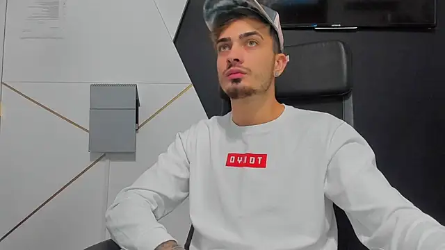 Snapshot of BrandonTate chatting on January 17, 6:18 am BrandonTate online show from January 17, 6:18 am