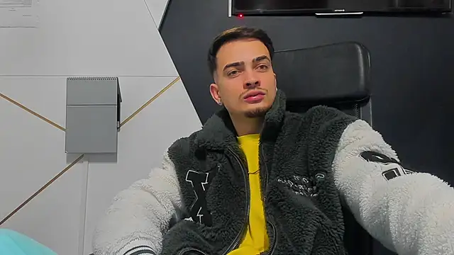 Snapshot of BrandonTate chatting on January 18, 5:22 am BrandonTate online show from January 18, 5:22 am