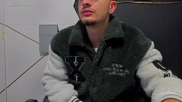 Snapshot of BrandonTate chatting on February 7, 6:06 am BrandonTate online show from February 7, 6:06 am