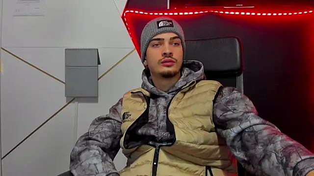 Snapshot of BrandonTate chatting on February 10, 5:33 am BrandonTate online show from February 10, 5:33 am