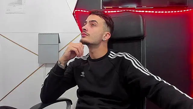 Snapshot of BrandonTate chatting on February 18, 9:27 am BrandonTate online show from February 18, 9:27 am