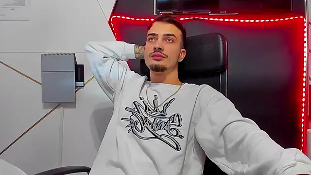 Snapshot of BrandonTate chatting on February 19, 10:33 am BrandonTate online show from February 19, 10:33 am