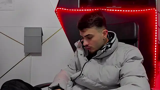 Snapshot of BrandonTate chatting on February 26, 5:23 pm BrandonTate online show from February 26, 5:23 pm