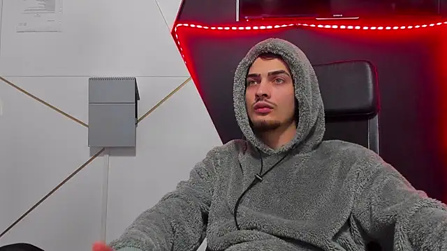 Snapshot of BrandonTate chatting on February 27, 5:29 am BrandonTate online show from February 27, 5:29 am