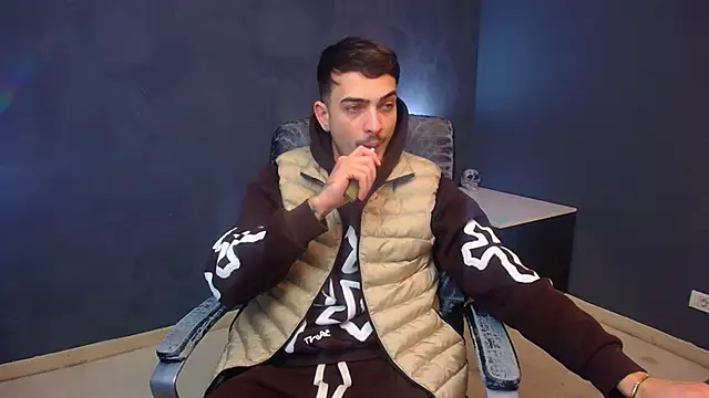 Snapshot of BrandonTate chatting on March 2, 4:47 am BrandonTate online show from March 2, 4:47 am