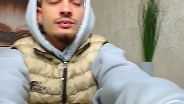 Snapshot of BrandonTate chatting on March 18, 6:49 am BrandonTate online show from March 18, 6:49 am