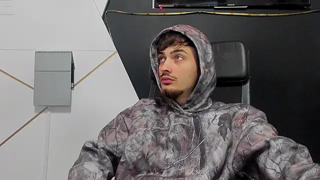 Snapshot of BrandonTate chatting on March 29, 6:57 am BrandonTate online show from March 29, 6:57 am