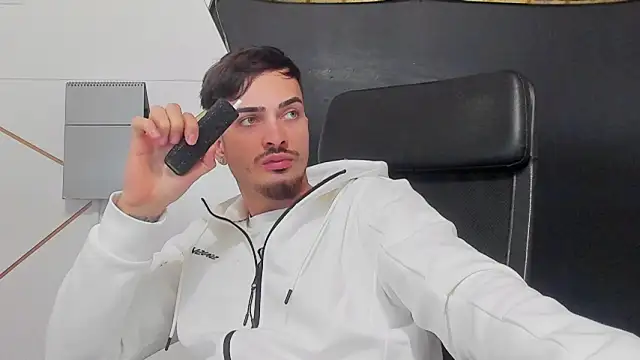 Snapshot of BrandonTate chatting on April 1, 8:04 am BrandonTate online show from April 1, 8:04 am