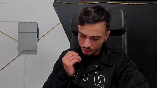 Snapshot of BrandonTate chatting on April 2, 7:50 am BrandonTate online show from April 2, 7:50 am