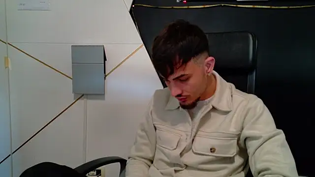 Snapshot of BrandonTate chatting on April 5, 6:43 am BrandonTate online show from April 5, 6:43 am