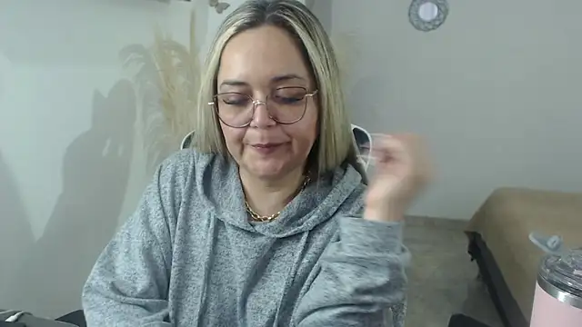 Snapshot of samy_vsn chatting on April 16, 9:39 pm samy vsn online show from April 16, 9:39 pm