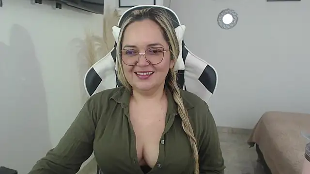 Snapshot of samy_vsn chatting on April 20, 6:20 pm samy vsn online show from April 20, 6:20 pm