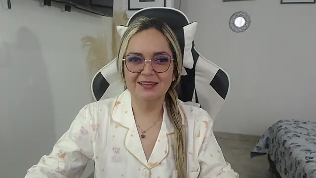 Snapshot of samy_vsn chatting on May 1, 8:57 pm samy vsn online show from May 1, 8:57 pm