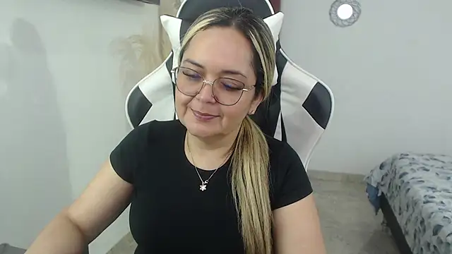 Snapshot of samy_vsn chatting on May 8, 6:13 pm samy vsn online show from May 8, 6:13 pm
