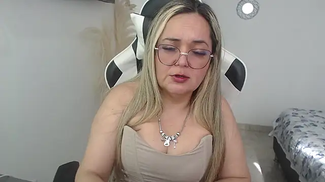Snapshot of samy_vsn chatting on May 10, 8:03 pm samy vsn online show from May 10, 8:03 pm