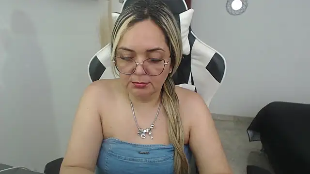 Snapshot of samy_vsn chatting on May 17, 7:32 pm samy vsn online show from May 17, 7:32 pm