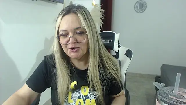 Snapshot of samy_vsn chatting on May 19, 1:56 am samy vsn online show from May 19, 1:56 am