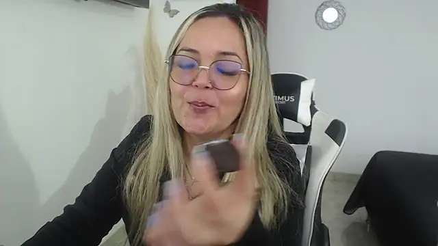 Snapshot of samy_vsn chatting on May 20, 6:58 pm samy vsn online show from May 20, 6:58 pm
