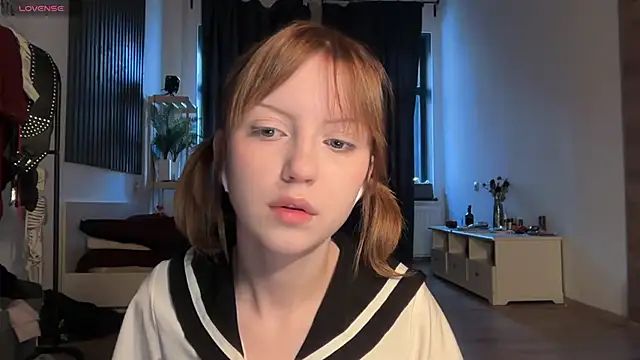 Snapshot of electric_babe chatting on November 15, 10:45 am electric babe online show from November 15, 10:45 am