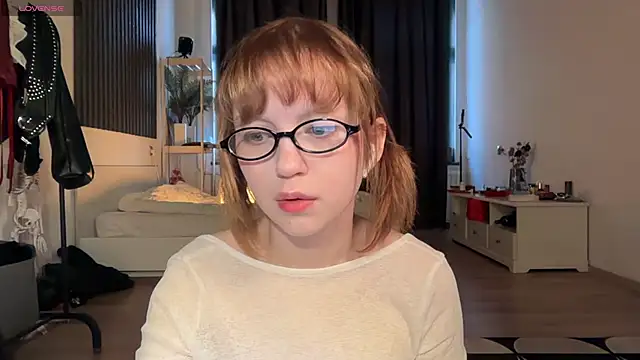 Snapshot of electric_babe chatting on November 19, 11:21 am electric babe online show from November 19, 11:21 am