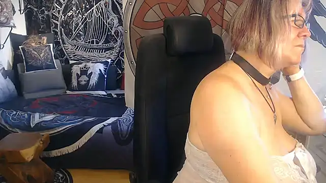 Snapshot of TittenMichelle chatting on October 3, 10:34 am TittenMichelle online show from October 3, 10:34 am