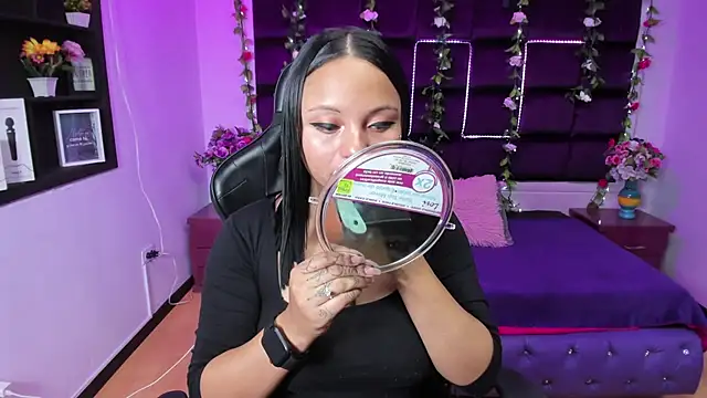 Snapshot of sweelanna__ chatting on December 21, 2:41 am sweelanna   online show from December 21, 2:41 am