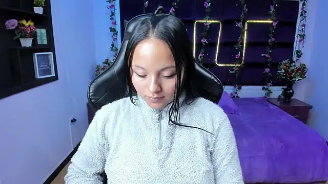 Snapshot of sweelanna__ chatting on February 19, 9:50 am sweelanna   online show from February 19, 9:50 am