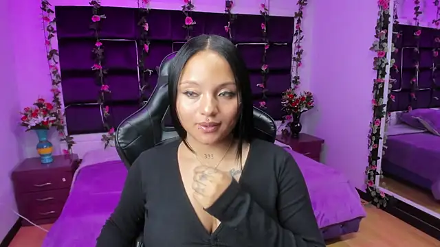 Snapshot of sweelanna__ chatting on March 7, 4:57 am sweelanna   online show from March 7, 4:57 am