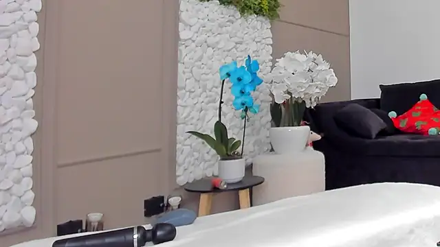 Deliciouslips online show from February 18, 10:58 pm