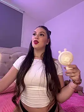 Snapshot of EmilyS__ chatting on January 17, 10:23 pm EmilyS online show from January 17, 10:23 pm
