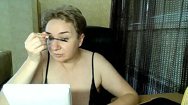 Snapshot of Ellarossxxx chatting on September 23, 8:50 am Ellarossxxx online show from September 23, 8:50 am