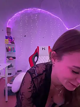 selenaluvv online show from December 9, 6:03 pm