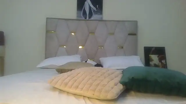 Snapshot of Fine_assie chatting on February 7, 1:25 am Fine assie online show from February 7, 1:25 am